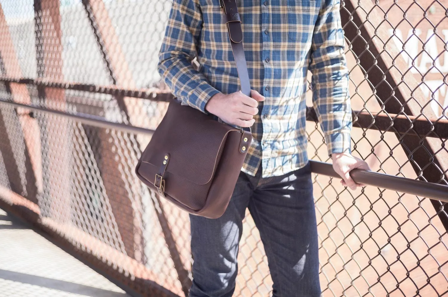 STEPHEN LEATHER MESSENGER BAG - SMALL - MOCHA