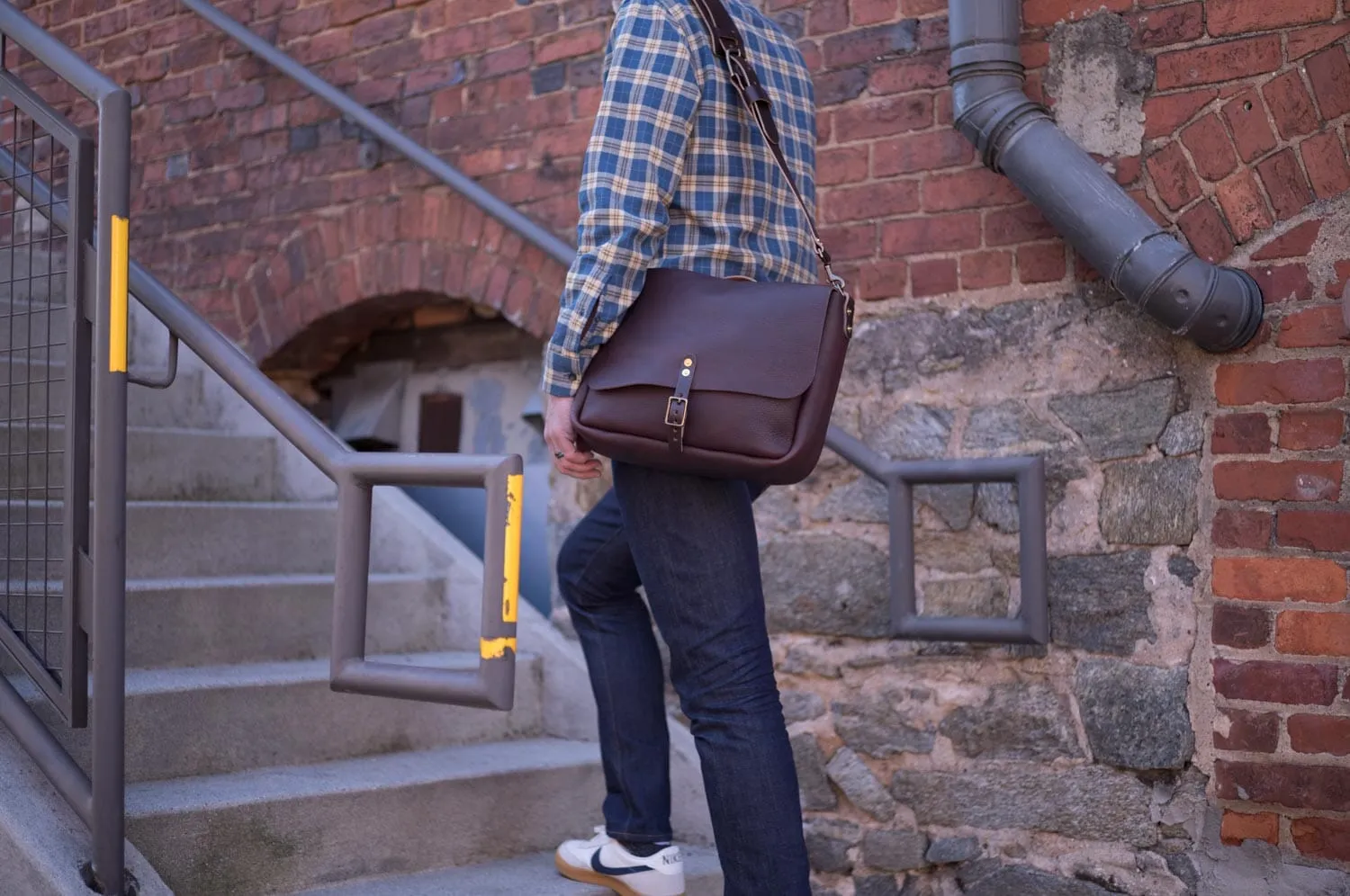 STEPHEN LEATHER MESSENGER BAG - SMALL - MOCHA