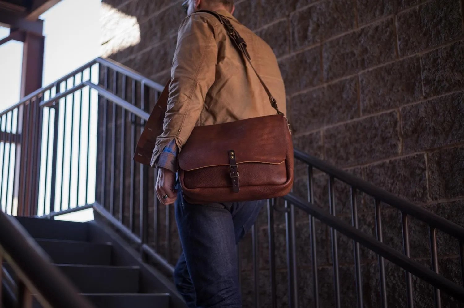 STEPHEN LEATHER MESSENGER BAG - SMALL - SADDLE